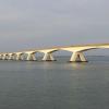 Het blijft een prachtige brug. 6,5 km lang en je kunt erover fietsen naar Zierikzee.